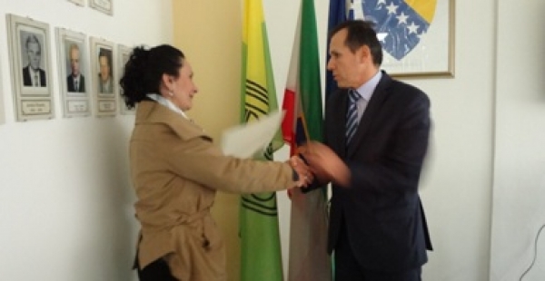 Selver Keleštura prima zahvalnicu