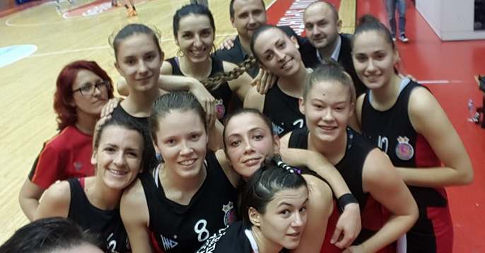 Košarkašice Čelika sa trenerima na kraju utakmice - uvodna