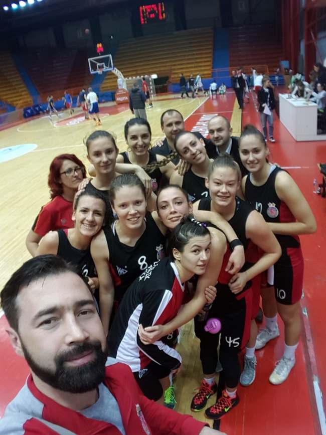 Košarkašice Čelika sa trenerima na kraju utakmice