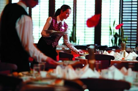 Dva radnika u Fast foodu MC Milano