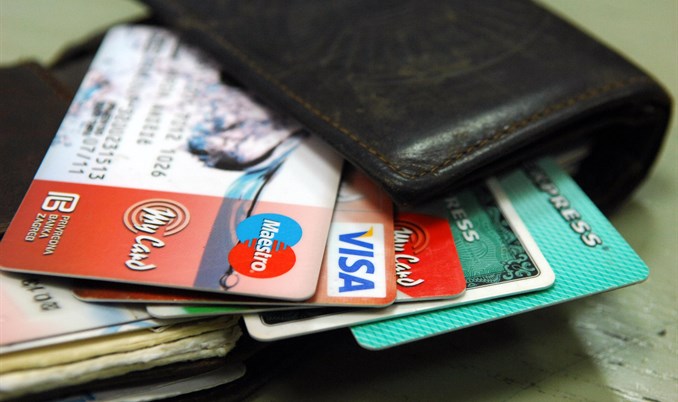 Na kraju 2015. usluge kartičnog poslovanja pružalo 26 komercijalnih banaka