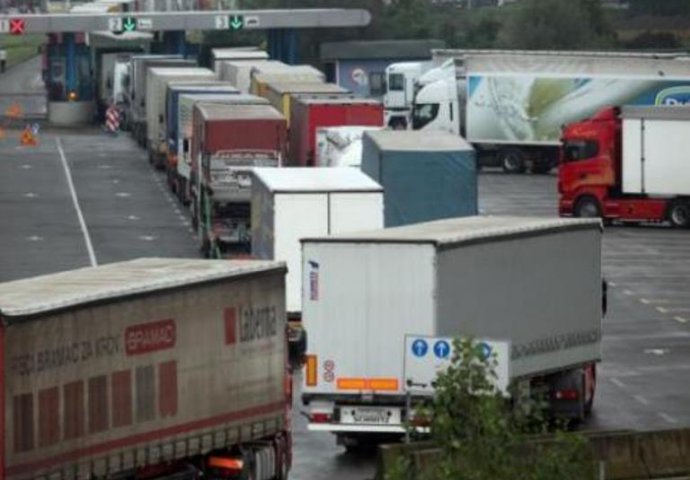 Federacija u aprilu zabilježila deficit od 400 miliona KM