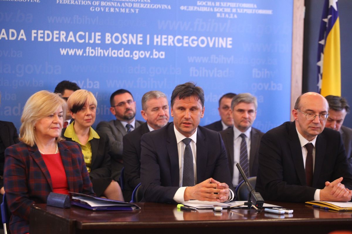 Kadija te tuži, kadija ti sudi