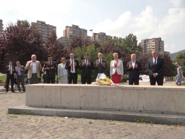 DELEGACIJA SKUPŠTINE I VLADE KANTONA NA SPOMEN OBILJEŽJU „KAMENI SPAVAČ“ U ZENICI