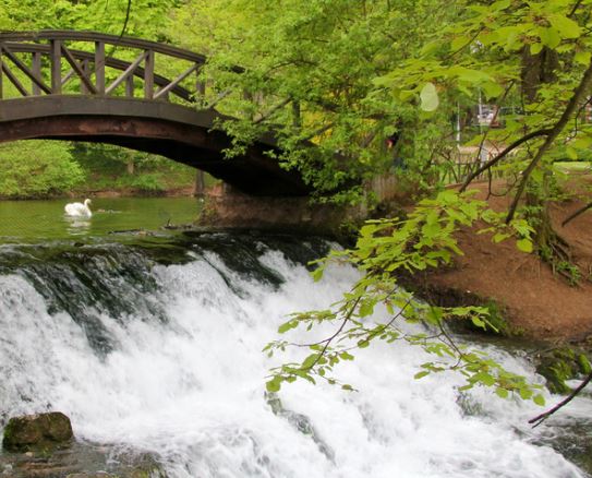 Prva po bogatstvu vodom, prva po uvozu vode