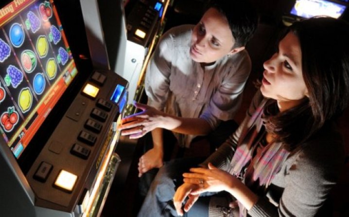 Više od polovine roditelja u BiH prešutno odobrava djeci kockanje