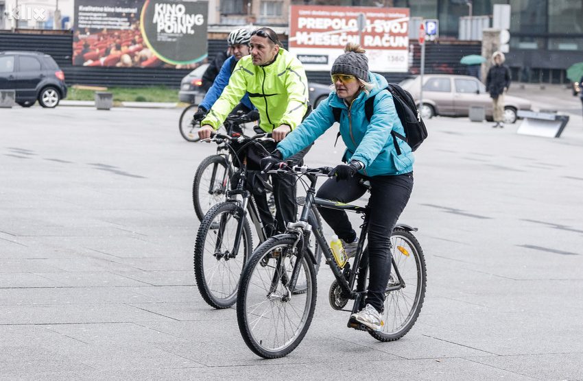 Po novom zakonu u BiH biciklisti ne moraju nositi kacigu, a ne smiju koristiti mobitel ni slušalice