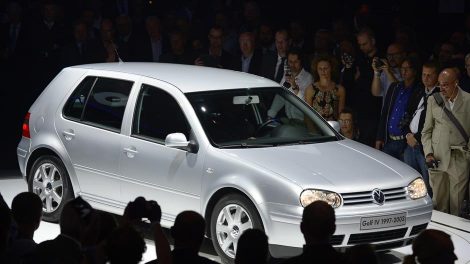 Ministarstvo prodaje četiri vozila