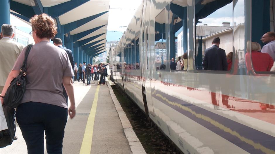 Prazni željeznički peroni i prebacivanje odgovornosti