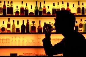 Alkohol deblja više i od brze hrane