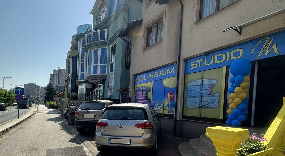 “Studio M” se nalazi u Sarajevskoj ulici br. 6 u Zenici, između Caffe bar Veni i Poliklinike Medicom (1)